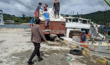 Pengamanan-Aktifitas-Bongkar-Muat-di-Pelabuhan-Laut-Kelas-II-Reo-Berlangsung-Lancar