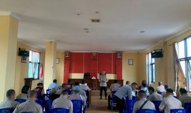 Pembinaan-Rohani-dan-Mental-Personel-Polres-Manggarai:-Menguatkan-Jiwa-dan-Kebhinekaan