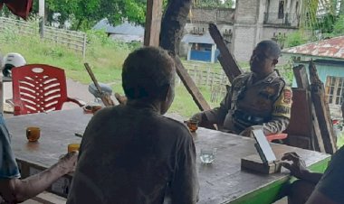 Sambang-Bhabinkamtibmas-:-Meningkatkan-Kesadaran-Kamtibmas-di-Desa-Paralando,-Reok-Barat