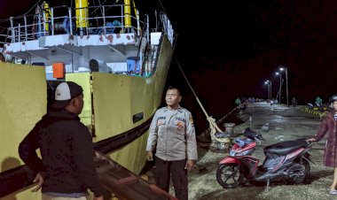 KP3-Laut-Lakukan-Pengamanan-Kapal-Penumpang-di-Pelabuhan-Laut-Reo