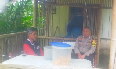 Patroli-dan-Sambang-Bhabinkamtibmas-di-Desa-Nenu,-himbau-warga-Bahaya-TPPO-dan-Waspada-Bencana.