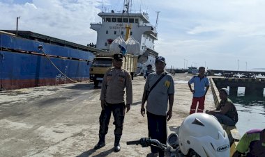 Pengamanan-Aktifitas-Bongkar-Muat-di-Pelabuhan-Laut-Kelas-II-Reo-oleh-KP3-Laut-Reo.