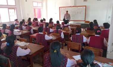 Police-Goes-To-School:-Sat-Lantas-Polres-Manggarai-Sosialisasikan-Keselamatan-Berlalu-Lintas-di-SMK-Swakarsa-Ruteng