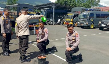 Waka-Polres-Manggarai-Pimpin-Upacara-Tradisi-Penerimaan-Bintara-Polri-Remaja