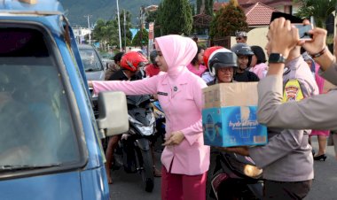 Berbagi-Berkah-Bulan-Ramadhan:-Kapolres-Manggarai-dan-Bhayangkari-Cabang-Manggarai-Bagikan-Takjil-Gratis