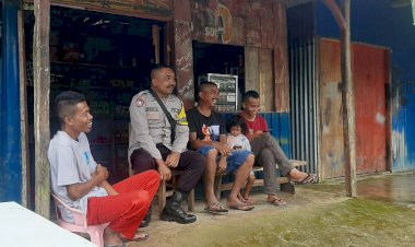 Bhabinkamtibmas-Patroli-dan-Sambang-di-Kampung-Benteng-Todo,-Cibal,-Himbau-Warga-Waspada-Bencana-Hadapi-Musim-Hujan