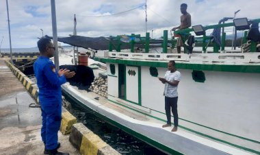 Patroli-Satuan-Polairud-Polres-Manggarai-Sambangi-warga-di-Pesisir-Pantai-Reok