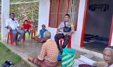 Bhabinkamtibmas-Kornelius-Jemarus-Sambangi-Kampung-Redong,-Desa-Benteng-dalam-Upaya-Pencegahan-TPPO-dan-Edukasi-Bahaya-Rabies