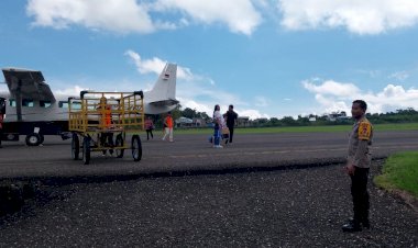 Anggota-KP3-Udara-Frans-Sales-Lega-Ruteng-Melakukan-Pengamanan-Pesawat-di-Bandara