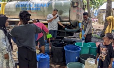 Personel-Polsek-Reo-Bantu-Penyaluran-Air-Bersih-kepada-Warga-Desa-Paralando