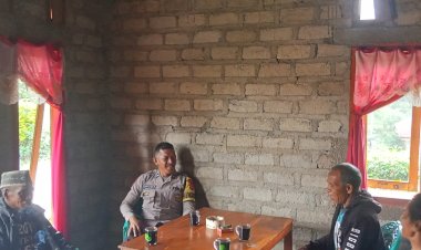 Bhabinkamtibmas-Ruteng-Sambangi-Warga,-Ajak-Bersama-Jaga-Kamtibmas