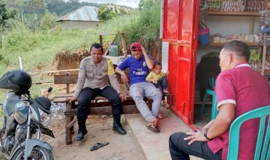 Bripka-Selestinus-Soro,-Bhabinkamtibmas-Wae-Ri,i-Berikan-Himbauan-dan-Ciptakan-Kondisi-Aman-bagi-Warga