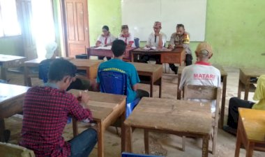 Bripka-Stanilaus-K.Tandi,-Bhabinkamtibmas-Reok-Barat,-Gencar-Sosialisasikan-Kamtibmas-di-SDI-Waewua