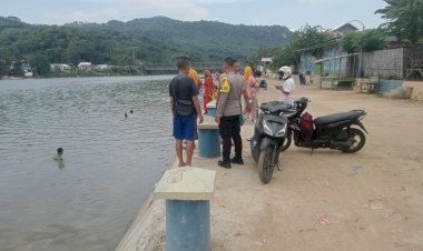 Kapolsek-Reo-dan-Anggota,--Bantu-Proses-Pencarian-dan-Evakuasi-Korban-Tenggelam-di-Sungai-Wae-Pesi