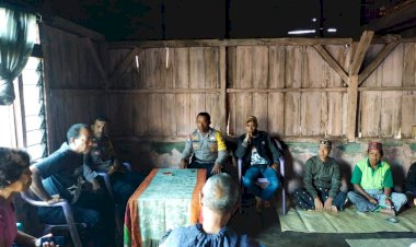 Bhabinkamtibmas-di-Langke-Rembong-Melakukan-Patroli-Intensif-dan-Sosialisasi-Kepada-Warga