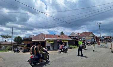 Sat-Lantas-Polres-Manggarai-Terjunkan-Personel-Pengamanan-untuk-Jamin-Keamanan-dan-Kenyamanan-Sholat-Jumat-di-Masjid-Agung-Baiturahman-Ruteng