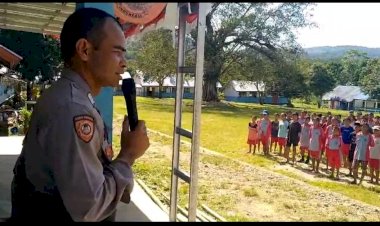 Petugas-Bhabinkamtibmas-Beri-Sosialisasi-Kamtibmas-dan-Kenakalan-Remaja-di-SMP-Negeri-2-Reok-Kajong