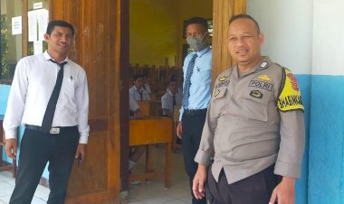 Bhabinkamtibmas-patroli-dan-Sambang-Kegiatan-Ujian-di-SMP-Negeri-8-Cibal