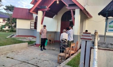 Personil-Polsek-Cibal-Lakukan-Pengamanan-Perayaan-Misa-di-Gereja-Paroki-Kristus-Raja-Pagal