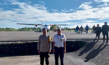 KP3-Udara-:-Pengamanan-Pesawat-Penumpang-di-Bandara-Frans-Sales-Lega-Ruteng-Dipastikan-Tertib