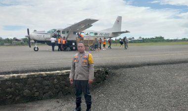 KP3-Udara-Frans-Sales-Lega-Ruteng-Melakukan-Pengamanan-Pesawat-Susi-Air-C208B-di-Bandara