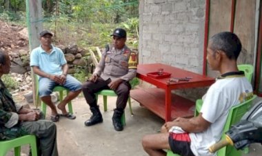 Bripka-Arsel-Liunima-Berikan-Sosialisasi-Penting-kepada-Warga-Desa-Terong