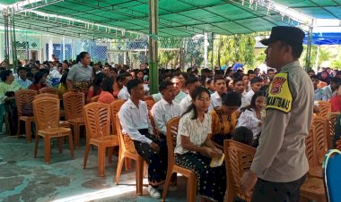 Bhabinkamtibmas-Kel.-Baru,-Kec.-Reok,-Aipda-Syamsul-Rizal,-Awasi-Pengumuman-Kelulusan-SMAS-St.-Grogerius-Reo