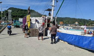 KP3-Laut-:-Pengamanan-Aktifitas-Bongkar-Muat-di-Pelabuhan-Laut-Kelas-II-Reo-Berlangsung-Lancar
