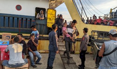**Kelancaran-Transportasi-Laut:-KP3-Laut-Pelabuhan-Reo-Lakukan-Pengamanan-Kapal-Penumpang-di-Pelabuhan-Reo**