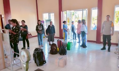 KP3-Udara-Frans-Sales-Lega-Mengamankan-Penerbangan-Wings-Air-ATR-72-500-di-Bandara-Ruteng