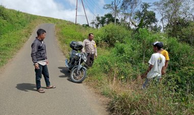 Bhabinkamtibmas-Bripka-Fransiskus-X.-N.-Janggur-Laksanakan-Patroli-dan-Sambangi-Warga-di-Desa-Cumbi