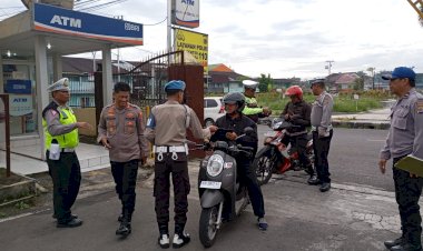 Satuan-Lalu-Lintas-dan-Sie-Propam-Polres-Manggarai-Lakukan-Pengecekan-Kelengkapan-Ranmor-Personil-Polres-Manggarai