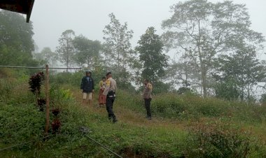 Bhabinkamtibmas-Satar-Mese,-Bripka-Theodorus-Angkat-dan-Bripka-Almodat-Ano,-Gelar-Patroli-dan-Sambang-di-Desa-Golomuntas-dan-Desa-Mocok