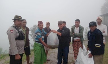 AIPDA-Libertus-Gantur-Melakukan-Patroli-dan-Sambang-di-Desa-Wewo,-Kecamatan-Satar-Mese.