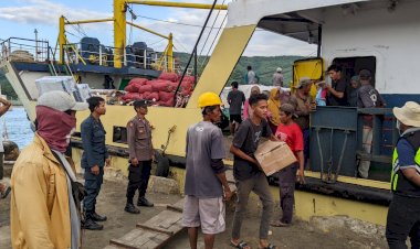 KP3-Laut-Pelabuhan-Reo-Amankan-Kedatangan-dan-Keberangkatan-KM-Sabuk-Nusantara-55