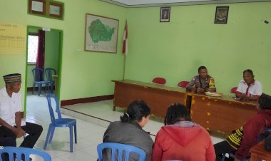 Bripka-Adrianus-G.-Suman-Himbau-Staf-Desa-Compang-Ndehes-untuk-Bijak-dalam-Berpolitik-dan-Sosialisasikan-Bahaya-TPPO