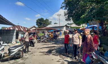 Patroli-Kamtibmas-di-Pasar-Narang:-Bripka-Arsel-Liunima-dan-Briptu-Richard-Mandiri-Berikan-Himbauan-Keamanan