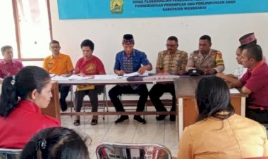 Peduli-Stunting,-Bhabinkamtibmas-Bripka-ARSEL-LIUNIMA-Hadiri-Minilokakarya-Percepatan-Penurunan-Stunting-di-Satarmese-Barat