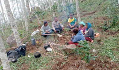 Upaya-Pendekatan-Diri-ke-Masyarakat,-Bhabinkamtibmas-Kec.-Satar-Mese-Sambang-Petani-Kopi