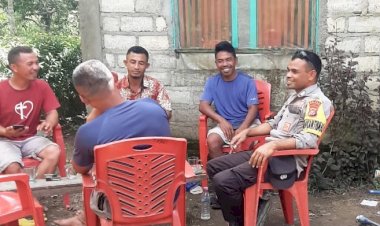 Patroli-Dialogis-dan-Sambang-oleh-Bripka-Stanislaus-K.-Tandi,-Bhabinkamtibmas-Kecamatan-Reok-Barat