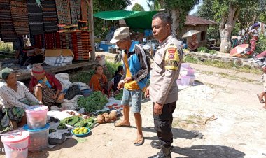 Patroli-Dialogis-Bhabinkamtibmas-di-Pasar-Rakyat-Ketang-untuk-Menjaga-Keamanan-dan-Mencegah-Tindak-Pidana
