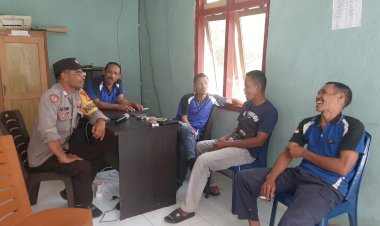 Bripka-Stanislaus-K.-Tandi-Bhabinkamtibmas-Kec.-Reok-Barat-Adakan-Sambang-dan-Diskusi-di-Kantor-Desa-Torong-Koe