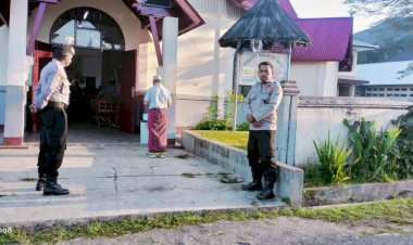 Personil-Polsek-Cibal-Laksanakan-Pengamanan-Perayaan-Misa-di-Gereja-Paroki-Kristus-Raja-Pagal