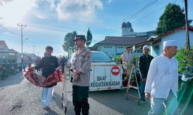 Sholat-Idul-Adha-1445-H/2024-di-Masjid-Agung-Baiturrahman-Ruteng,-Polres-Manggarai-Terjunkan-Personil-Pengamanan