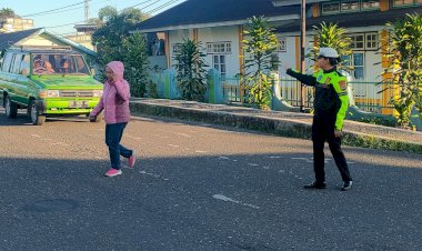 Sat.-lantas-Polres-Manggarai-Laksanakan-Pengamanan-dan-Pengaturan-Arus-Lalu-Lintas-Pagi