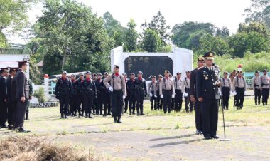 Upacara-Ziarah-Rombongan-dan-Tabur-Bunga-di-Taman-Makam-Pahlawan-Lalong-Tana-Karot-dalam-Rangka-Hari-Bhayangkara-Ke-78-Tingkat-Polres-Manggarai