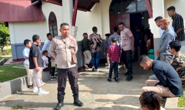 Personil-Polsek-Cibal-Laksanakan-Tugas-Pengamanan-Perayaan-Misa-di-Gereja-Paroki-Kristus-Raja-Pagal
