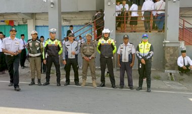 Sat.-Lantas-Polres-Manggarai-Amankan-dan-Atur-Arus-Lalin-pada-Kegiatan-Pengukuhan-dan-Pengesahan-Perpanjangan-Masa-Jabatan-Kepala-Desa-dan-BPD-di-Gedung-MCC-Ruteng.
