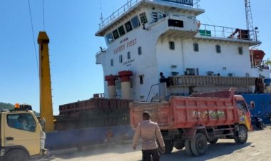 KP3-Laut-Pelabuhan-Reo-Laksanakan-Pengamanan-Aktivitas-Bongkar-Muat-di-Pelabuhan-Laut-Kelas-II-Reo
