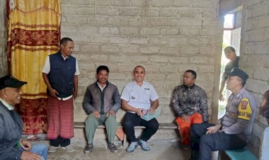 Bhabinkamtibmas-Langke-Rembong-Dampingi-BPBD-Berikan-Bantuan-kepada-Korban-Kebakaran